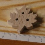 Bouton feuille d erable 25mm fait main bois massif embellissement scrap nature foret arbre feuille