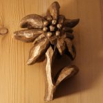 Edelweiss en bois découpée sculptée main cirée ton noyer, tilleul, sculpture, décoration intérieure