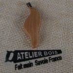 pendentif vague en bois de meleze massif, ciré bijou éthique, fait main