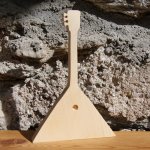 Balalaîka en bois massif ht 20 cm, fait main decoration musicale, a poser ou a suspendre, cadeau musicien fait main