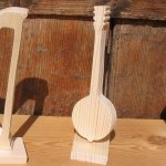 banjo en bois d'epicea massif hauteur 15 cm monté sur socle decoration musique table de mariage fait main