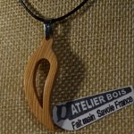 2 pendentifs feuille evidée galbée en bois de meleze ciré cmde spec catherine