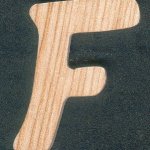 Lettre F en bois de frene hauteur 5 cm epaisseur 5 mm