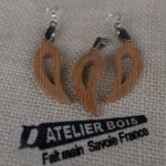 Parure feuille evidée en bois de meleze, boucles et pendentif fait main