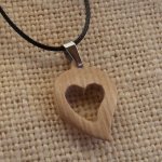 pendentif coeur en bois de frêne, noce de bois, saint valentin,  bijoux bois et nature fabrication artisanale