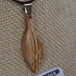 pendentif en bois  feuille en bois de chêne ciré, bijou éthique fait main