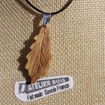 pendentif feuille de chêne en bois de Chêne ciré bijou éthique, fait main