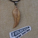 pendentif feuille bois de chene ciré bijou ethique en bois massif, bijou nature fait main, avec nervures