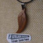 pendentif feuille bois de noyer ciré bijou ethique en bois massif, bijou nature fait main, avec nervures