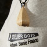 pendentif goutte en bois de Hêtre ciré, bijou éthique fait main