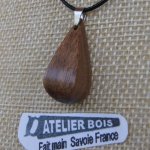 pendentif goutte en bois de Noyer ciré, bijou éthique fait main