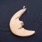 pendentif lune en bois de hêtre  bijoux bois et nature, fait main