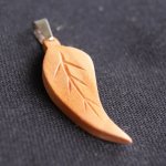 pendentif feuille bois de merisier ciré bijou ethique en bois massif, bijou nature fait main avec nervures