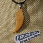 pendentif en bois  plume ou feuille en bois de Mélèze ciré, bijou éthique fait main