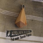 pendentif en bois de meleze, forme pyramidale,ciré bijou éthique, fait man