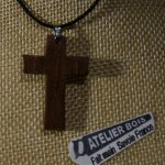 pendentif petite croix en bois de noyer massif  fait main