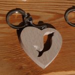 porte clef coeur et dauphin, fabrication artisanale en bois massif, hetre