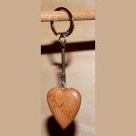 porte clef coeur en bois gravé 1 face Saint Valentin, noces de bois merisier  massif fait main