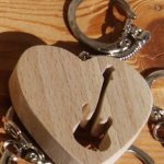 porte clef coeur et guitare electrique ou basse, cadeau personnalisé guitariste fait main