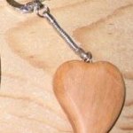porte clef coeur incliné merisier sculpté fait main, cadeau saint valentin, noces de bois
