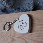 porte clef coeur et motif maison découpée dans le coeur en bois massif, fait main