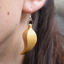 boucle d'oreille plume bijou ethique en bois ciré, nature, fait main