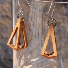 boucle d'oreille pyramide evidée bijou ethique en bois ciré, nature, fait main