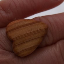 Bague cabochon en bois forme coeur if largeur 20mm