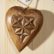 coeur sculpté en bois de tilleul, cadeau saint valentin, noces de bois, sculpté a la main