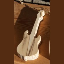 Guitare electrique 15 cm en bois de bouleau a suspendre dans le sapin