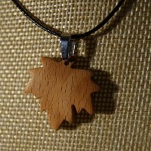 pendentif bois feuille d'érable en bois de Hêtre ciré bijou éthique, fait main