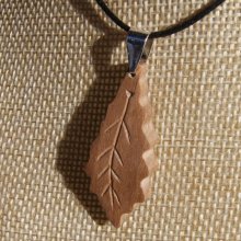 pendentif feuille de chêne en bois de Noyer ciré bijou éthique, fait main