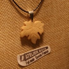 pendentif feuille d'érable en bois d'érable nervuré ciré bijou éthique, fait main