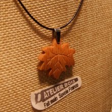 pendentif feuille d'érable en bois nervuré ciré bijou éthique, fait main