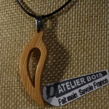 pendentif plume ou feuille evidée galbée en bois de meleze ciré bijou ethique nature fait main