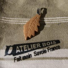 pendentif feuille de chêne en bois ciré bijou éthique, fait main