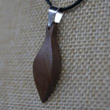 pendentif en bois  feuille en bois de Noyer ciré, bijou éthique fait main