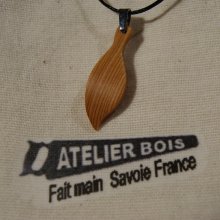 pendentif en bois  feuille en bois de Mélèze ciré, bijou éthique fait main