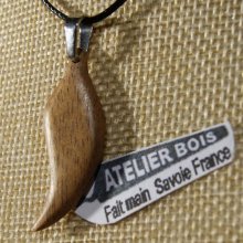 pendentif en bois  plume ou feuille en bois de noyer ciré, bijou éthique fait main