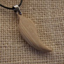 pendentif en bois  plume ou feuille en bois de frêne ciré, bijou éthique fait main