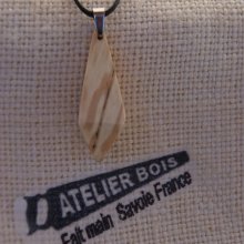 pendentif en bois de bouleau ciré bijou éthique, fait man, forme pyramidale