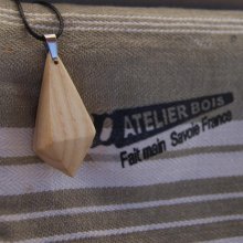 pendentif en bois de frene ciré bijou éthique, fait main, forme pyramidale