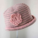 Chapeau cloche pour enfant en laine rose et grise