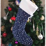 Chaussette de Noël coton bleu marine étoiles blanches, polaire blanche et noeud argenté
