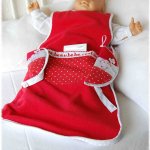 Gigoteuse 0-6 mois brodée « le plus beau bébé c'est moi » en polaire rouge et coton rouge à pois blanc avec doudous assortis