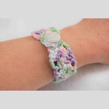 Bracelet adulte crocheté main avec un fil blanc rose vert parme, un bouton rond en verre blanc 2 trous