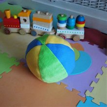 Balle en tissu polaire bleu jaune vert