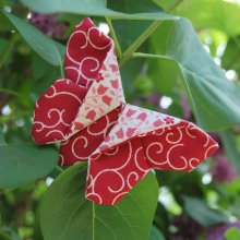 Barrette papillon origami en coton rouge et beige motif ramages et tulipes