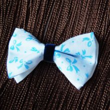 Barrette double noeud coton blanc et noeud bleu sur fond blanc liés avec bande velours bleu marine