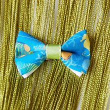 Barrette double noeud coton blanc et motif fond de mer bleu reliés avec bande verte anis